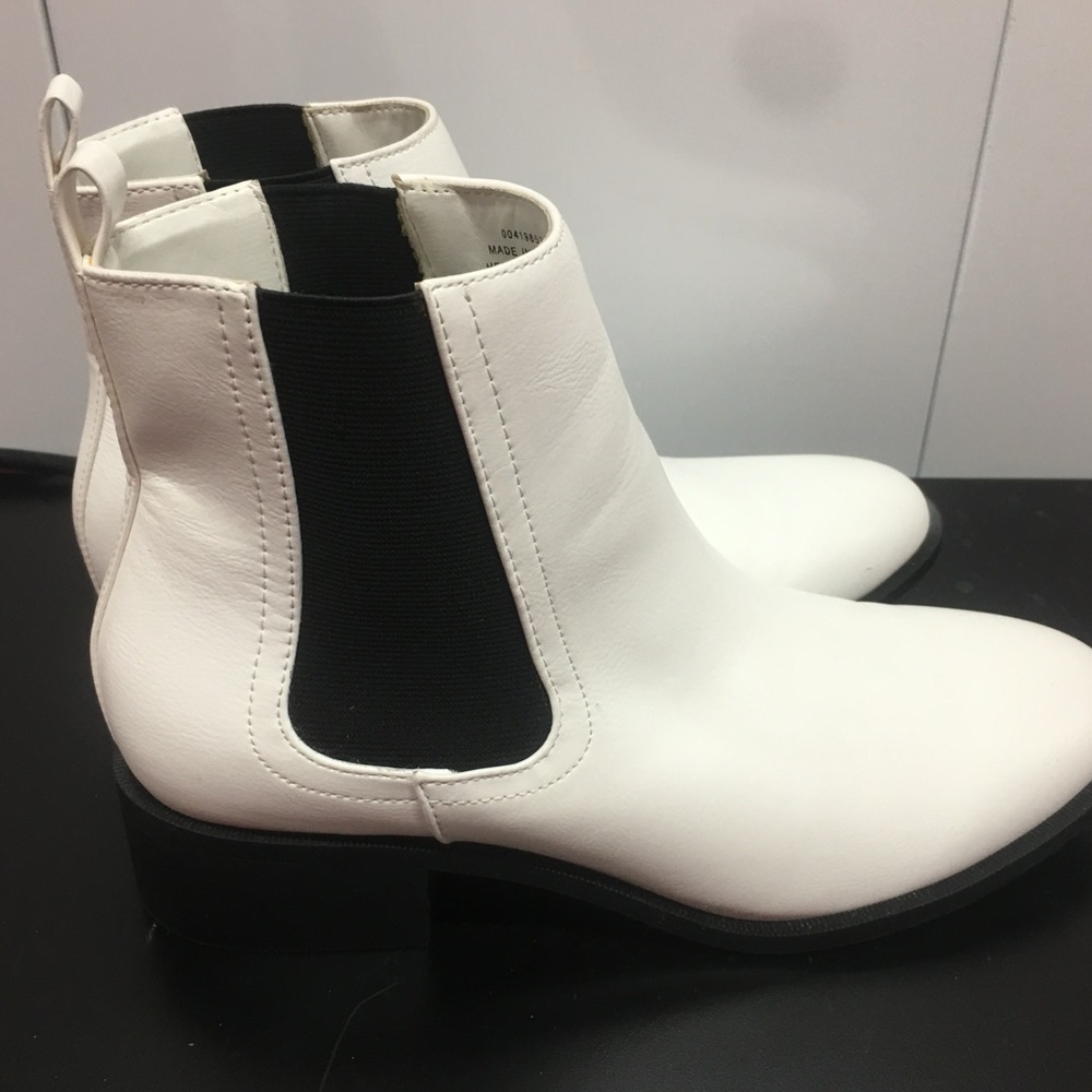 Black & White Women’s Boots Size 7/8